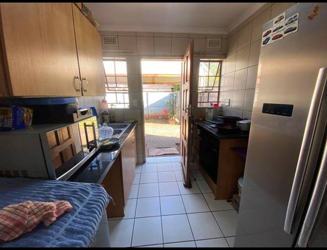 3 BEDROOM TOWNHOUSE FOR SALE IN CLAYVILLE EAST
